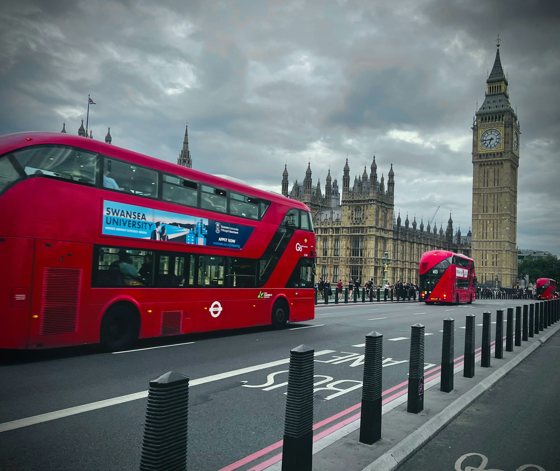 Ônibus vermelho e arquitetura histórica em Londres